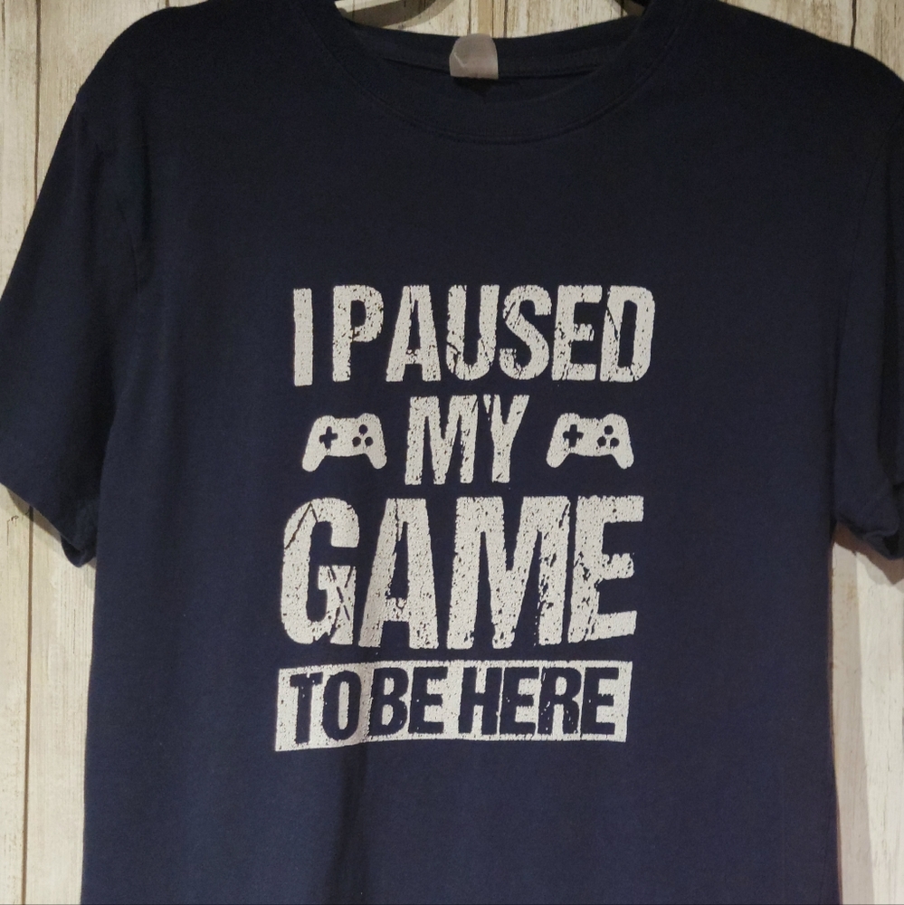 Boys slogan" I PAUSED MY GAME TO BE HERE" crew neck size small.
